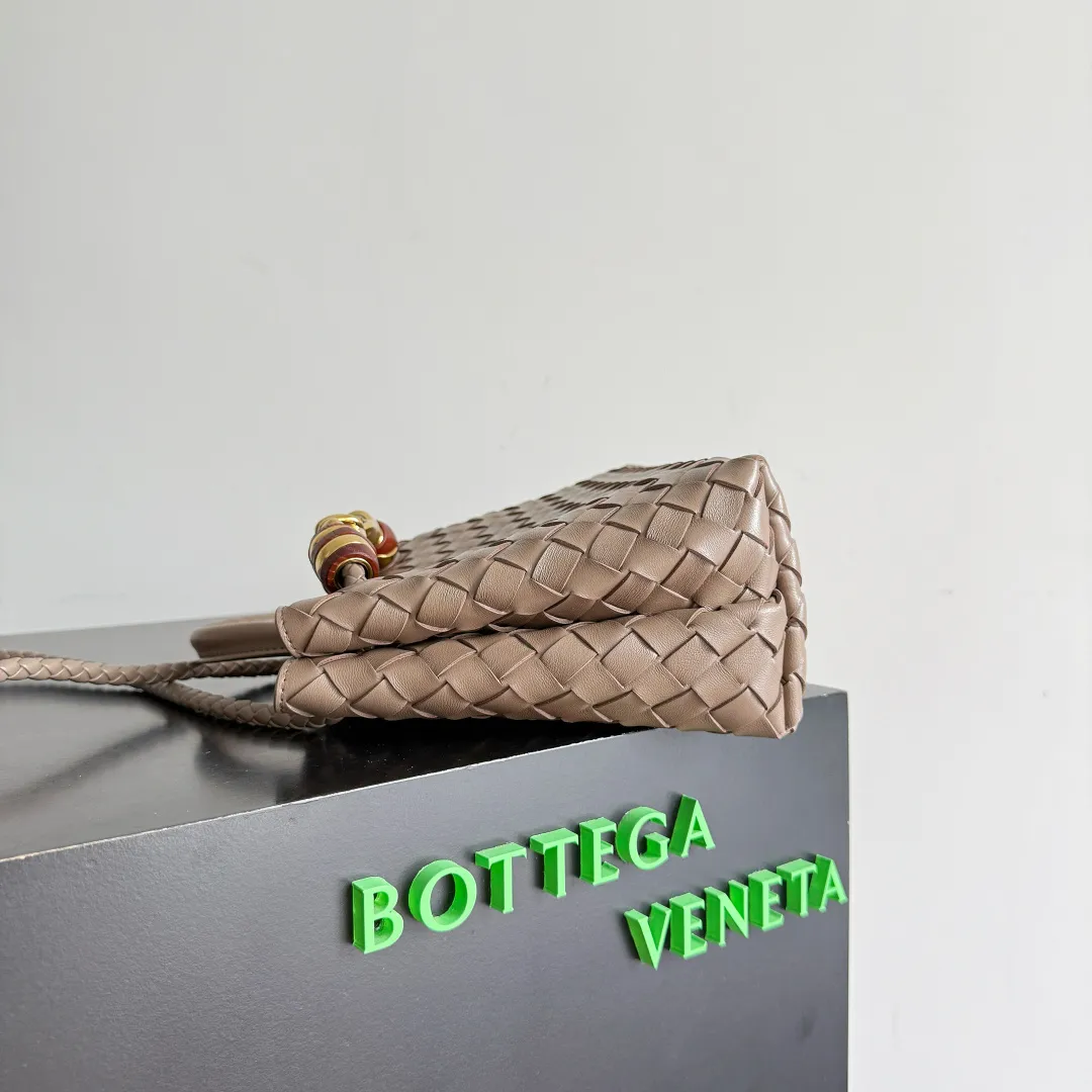 The new Andiamo batch of 3060 BV is shipped‼ ️The classic intercciato weaving process is used to create a soft bag, the metal knot is made of micro-cast aluminum using jewelry technology🪢, and the decorative beads are made of metal and hand-polished oak, allowing you to jump repeatedly between elegance and fun💃, making it unpredictable. Classic and versatile, it shows off your temperament, and the bag has a large capacity, making it very convenient for daily commuting! It has a variety of carrying methods, the shoulder straps can be adjusted by yourself, the original lambskin feels soft and delicate, and the unisex style breaks gender boundaries and brings a more practical and long-lasting use experience. The Andiamo, which has both elegant and casual styles, perfectly interprets the "fashionable old money style". Style number: 743568+wood hardware Color: pine cone brown Size: 25*22*10.5cm